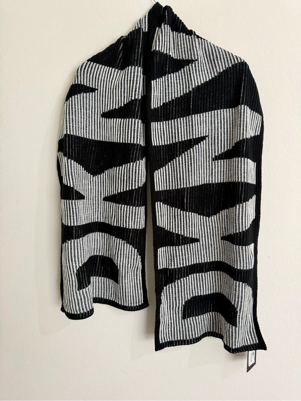 Black & White Graphic Knit Sweater - Women